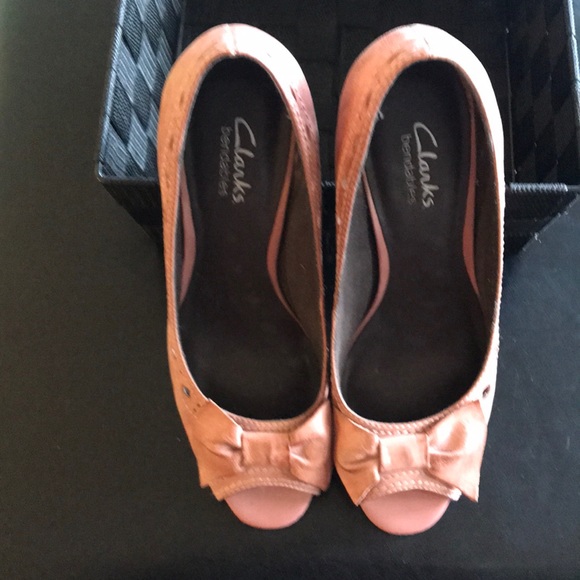 Super cute Pink and brown Clark’s heels. Size 7 - Picture 2 of 5